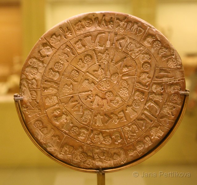 Disk z Festu.JPG - Disk z Faistu (foto z Wikipedie) byl popsaný sofistikovaným hieroglyfickým písmem příbuzným lineárním písmům A a B, používaným tehdejší mínojskou resp. mykénskou civilizací.